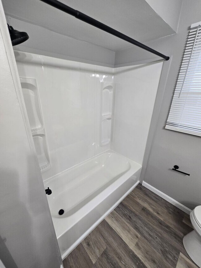 Building Photo - 1820 Oakwood Ave