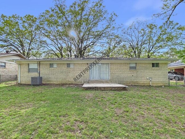 Building Photo - 202 S Claremont Ave