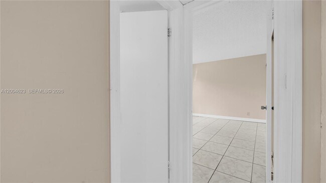 Building Photo - 9964 Twin Lakes Dr