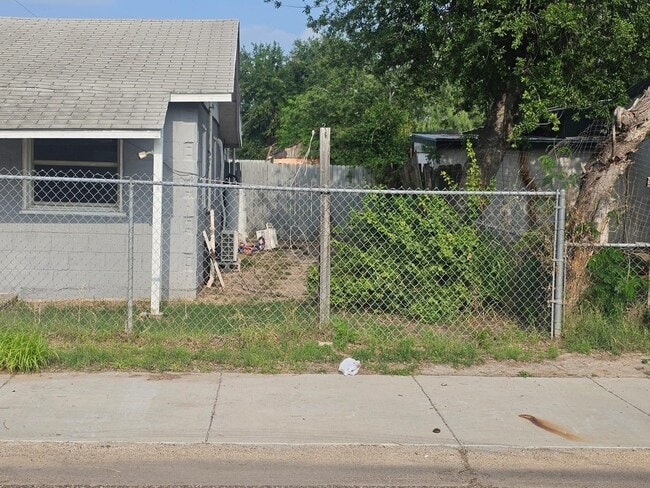 Building Photo - 2419 Sanchez St