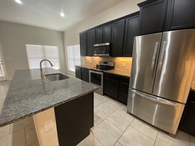 Building Photo - 4 bedroom, 2 bath in Quincy Park!