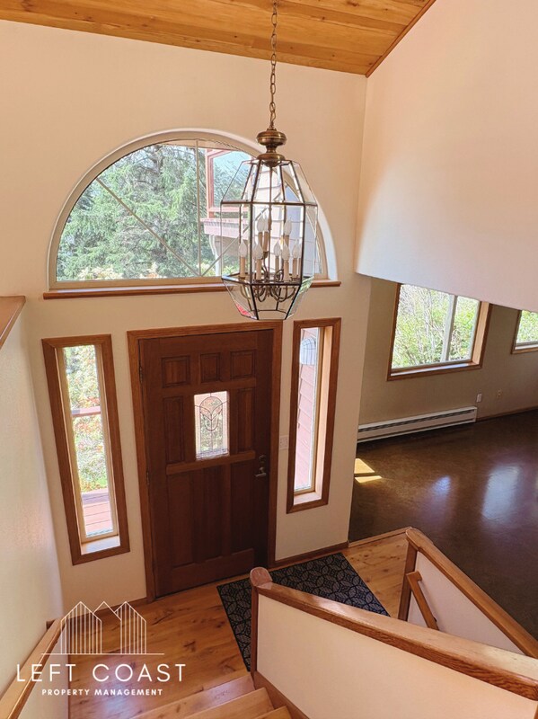 Building Photo - 7205 SW Burl Dr