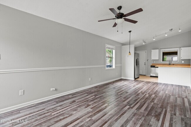 Building Photo - 134 Village Ct