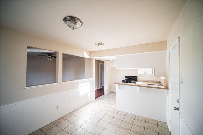 Building Photo - 1327 Diplomat Way