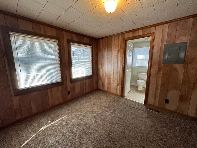 Building Photo - 1302 Highland Ave