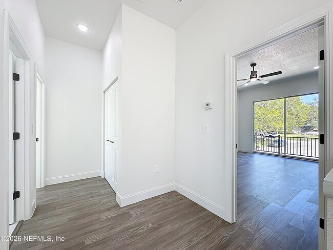 Building Photo - 2121 Broadwater Dr