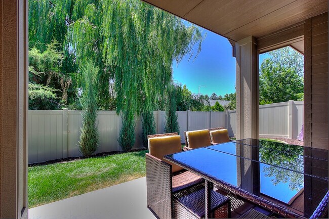 Building Photo - Beautiful Custom Home in Great Location