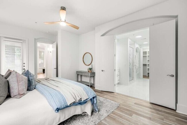 Building Photo - Renovated Corner Condo, Move-In Ready!