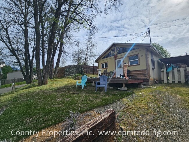 Building Photo - Updated 2-Bedroom House With Refrigerator & Vaulted Ceilings Available Now!