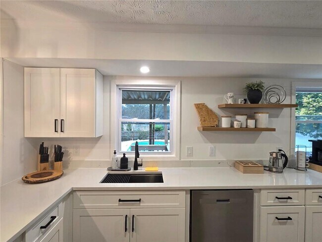 Building Photo - 457 Castleaire Dr SW