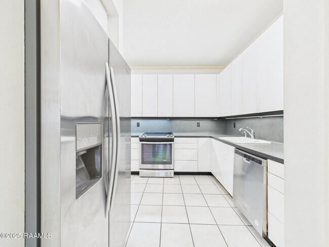 Building Photo - 19 Courtyard Cir