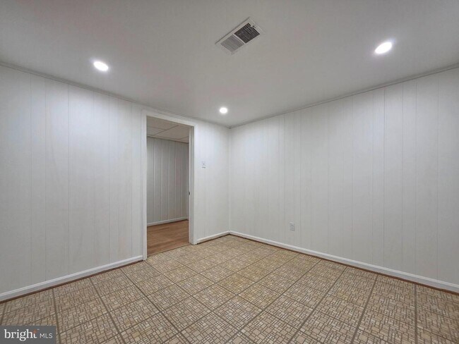 Building Photo - 5921 Arlington Blvd