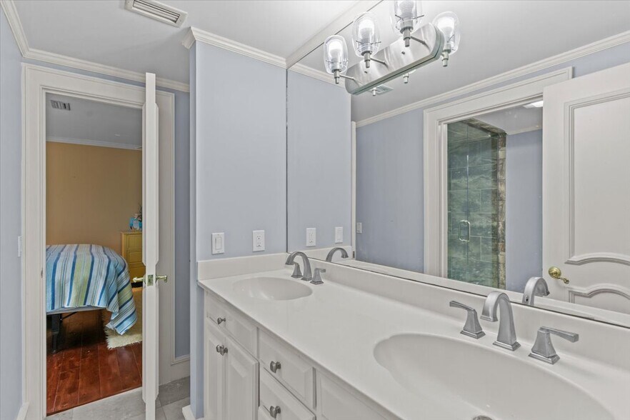 Building Photo - 200 Asphodel Dr