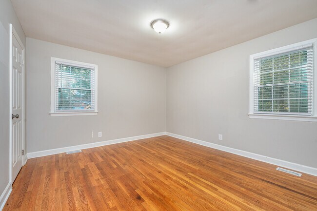 Building Photo - 2860 Lansdowne Drive