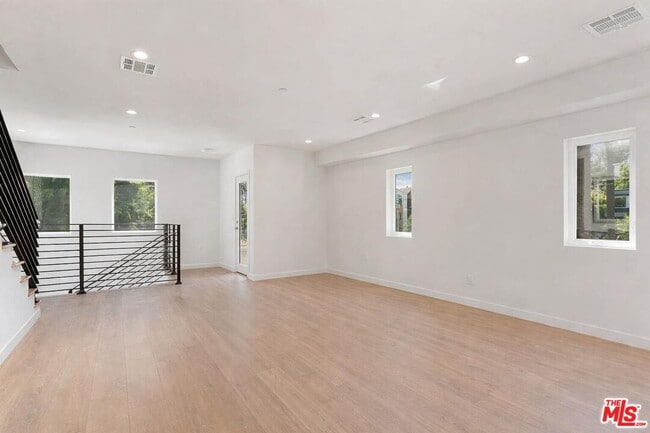 Building Photo - 2120 Beachwood Dr