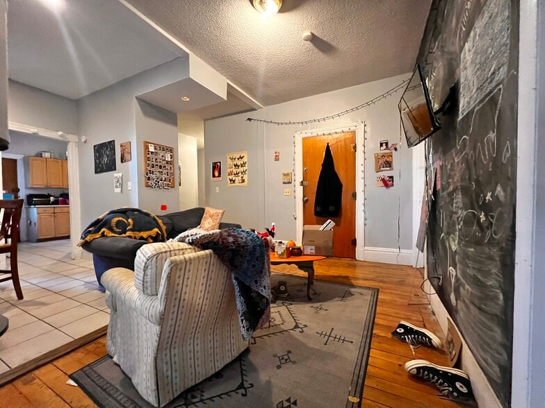 Building Photo - 18 Glenville Ave