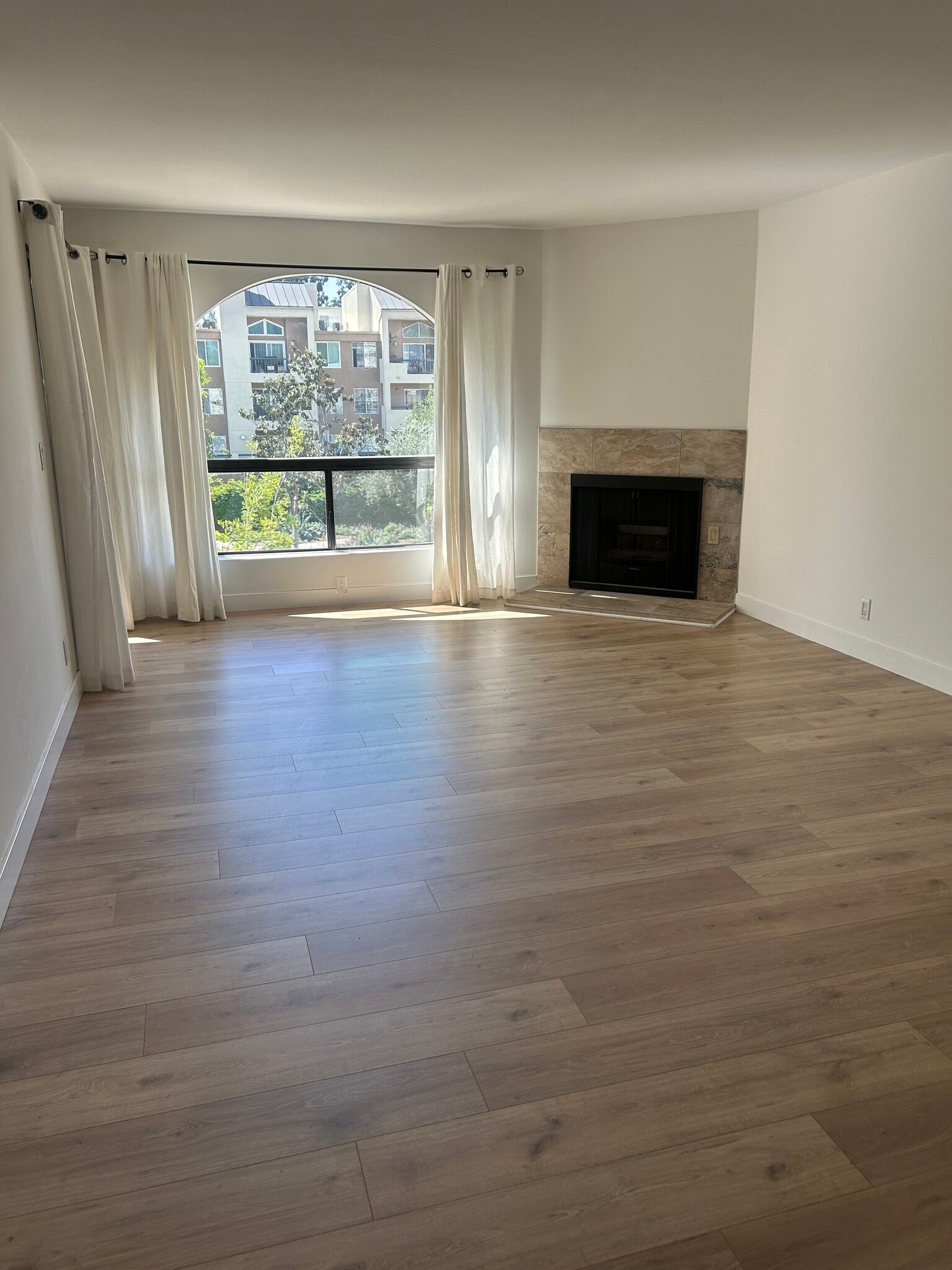 Living Room - 21650 Burbank Blvd