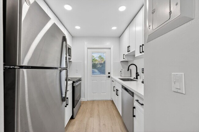 Building Photo - 800 Tropic Isle Dr