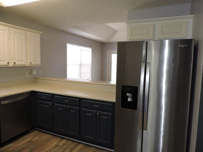 Building Photo - Easy access to Whiting Field & Pensacola!