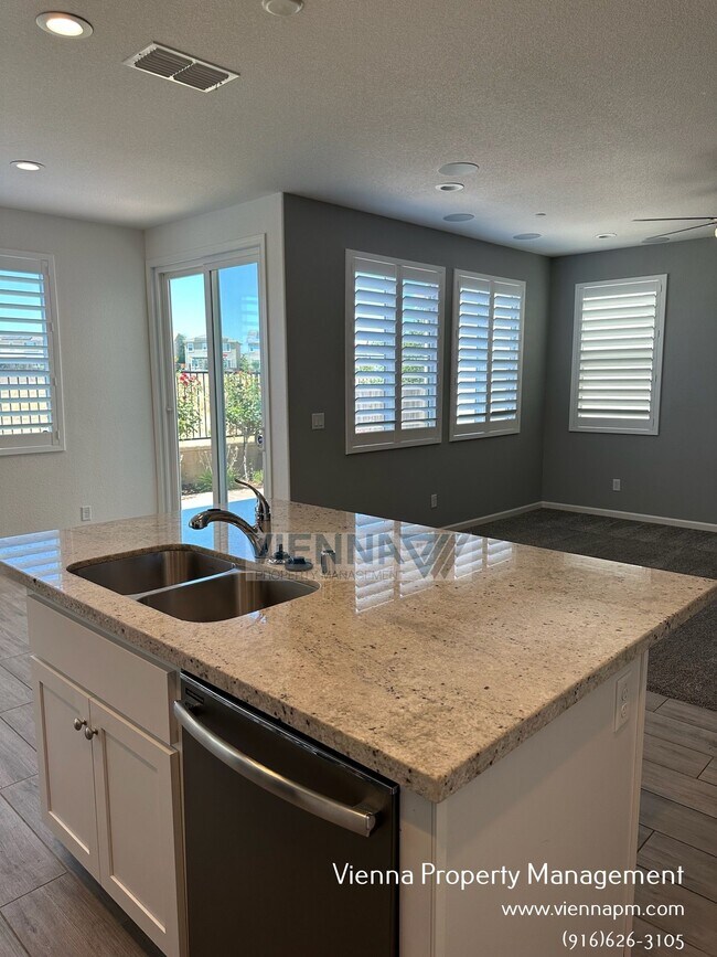 Building Photo - 1347 Larkspur Dr