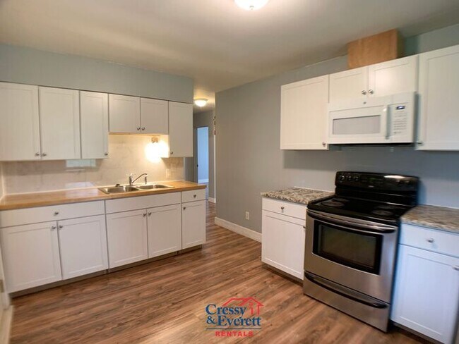 Building Photo - Cute 2 Bedroom Lower Unit