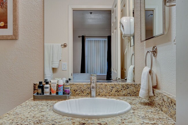 Building Photo - Gorgeous Condo Near Las Vegas Strip - 30+ ...