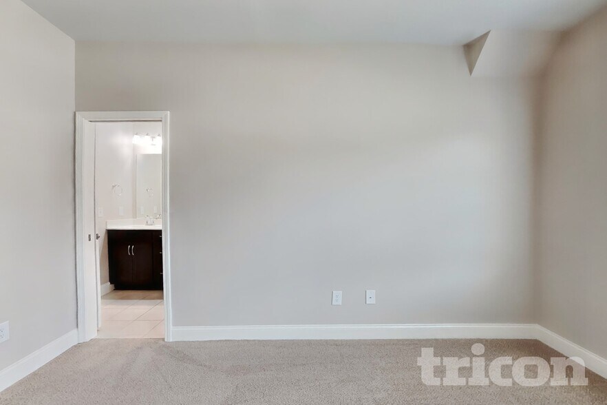 Building Photo - 165 Lynnridge Dr