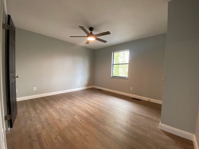 Building Photo - 3 Bedroom 1.5 Bath Condominium in Greenevi...