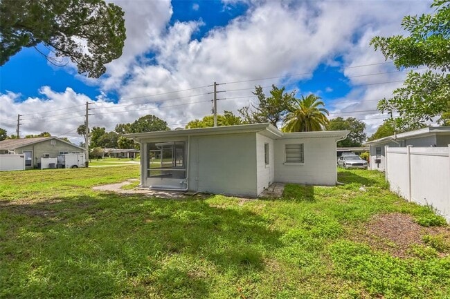 Building Photo - 2425 Anastasia Dr