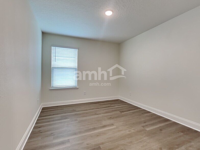 Building Photo - 11650 Hillside Dr