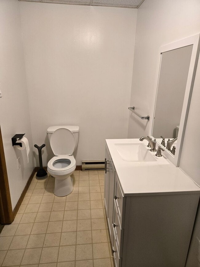 Building Photo - Spacious two-bedroom townhome in Stockerto...