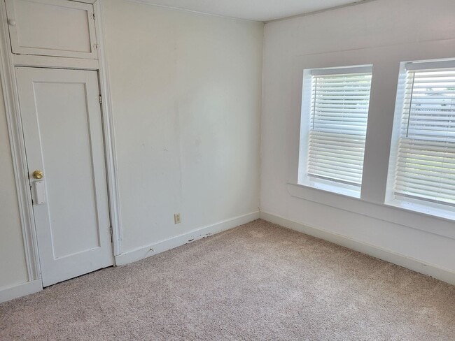 Building Photo - LARGE HOME WITH FENCED YARD NEAR LOCKWOOD ELEMENTARY SCHOOL
