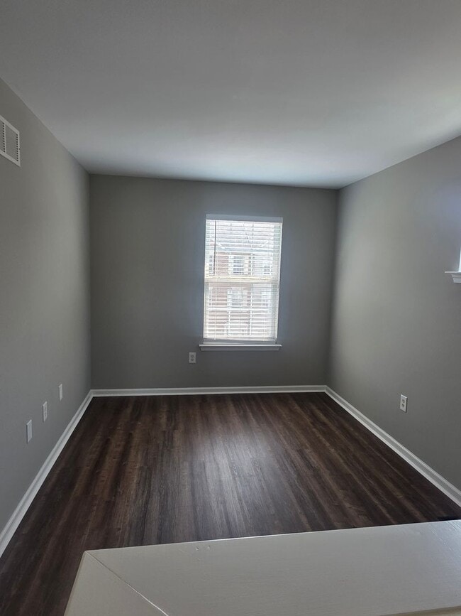 Building Photo - End Unit Townhouse in Brennan Estates- 2 B...