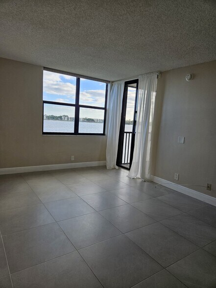 Building Photo - 105 Lake Emerald Dr