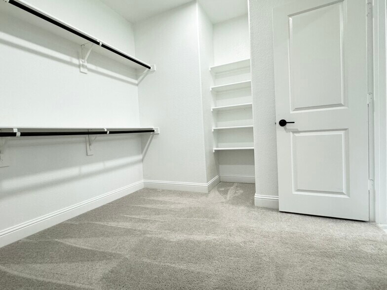 Building Photo - 2801 Riverview Rd