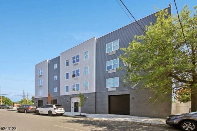 Building Photo - 369 18th Ave