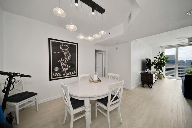 Building Photo - 1551 N Flagler Dr