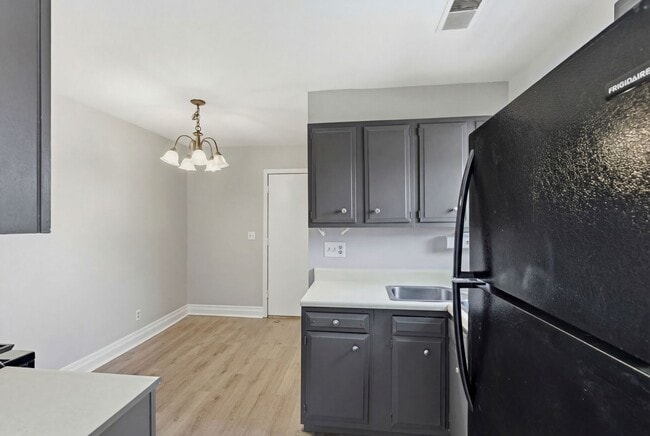 Building Photo - 645 W 10th Ave