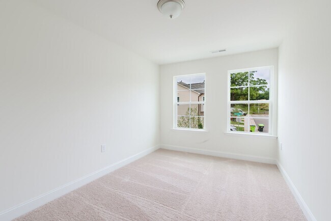 Building Photo - Available Early July - 3 Bed, 2.5 Ba in Convenient Location! Pet Friendly!