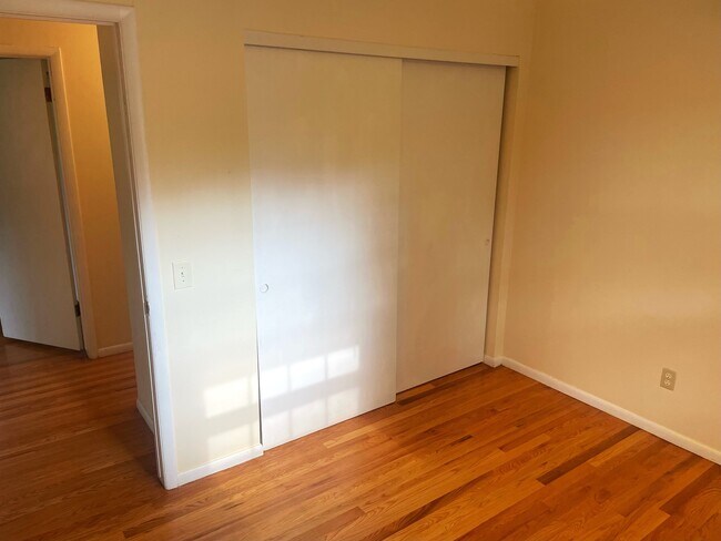 Building Photo - 1522 Cameron Dr