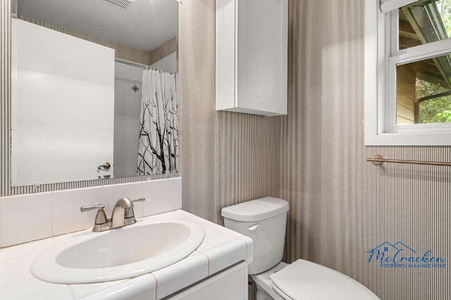 Building Photo - Stunning 3-Bedroom Home with Breathtaking ...