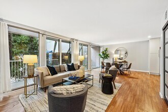 Building Photo - 1425 Lakeside Dr