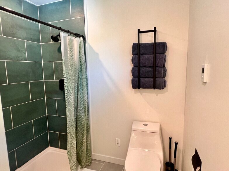 Building Photo - 213 N 10th St