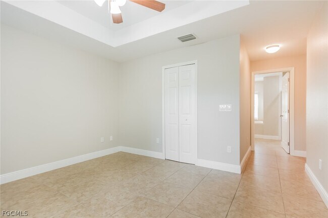 Building Photo - 1018 Card St E