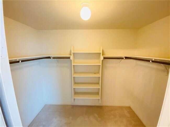 Building Photo - 2209 Nestlewood Dr