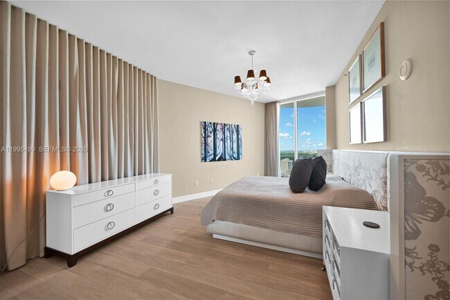 Building Photo - 15901 Collins Ave