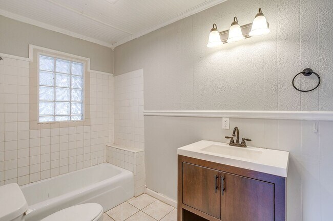 Building Photo - Amazing Historic 1940's Home in Original Cleburne- 4 Bed- 3 Bath w/ Multiple Living Areas- 76033