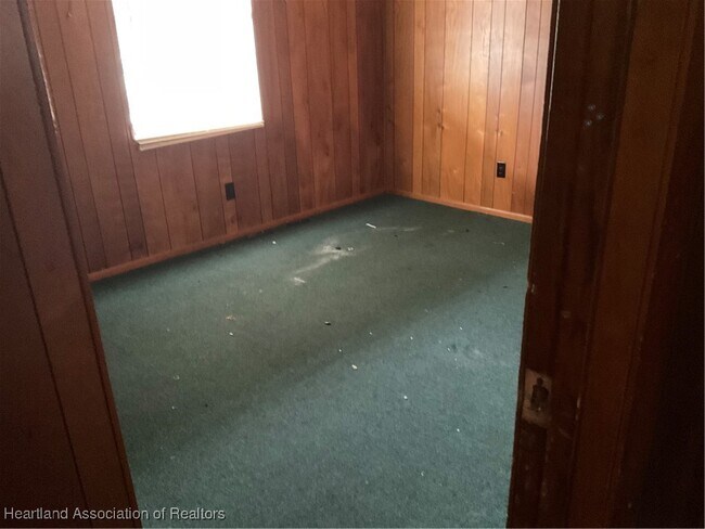 Building Photo - 1025 Lakeview Dr