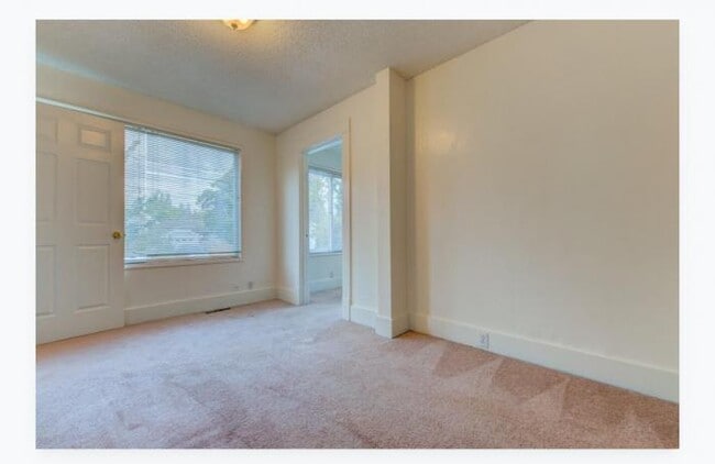 Building Photo - 8 bedroom in Seattle WA 98105