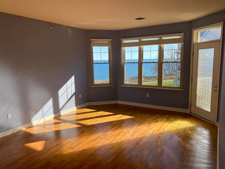 Building Photo - 4110 S Lake Dr